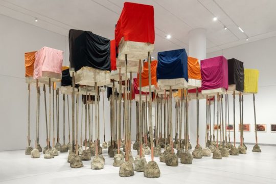 Aποψη εγκατάστασης έκθεσης Phyllida Barlow. RIG: untitled; blocks, ΕΜΣΤ